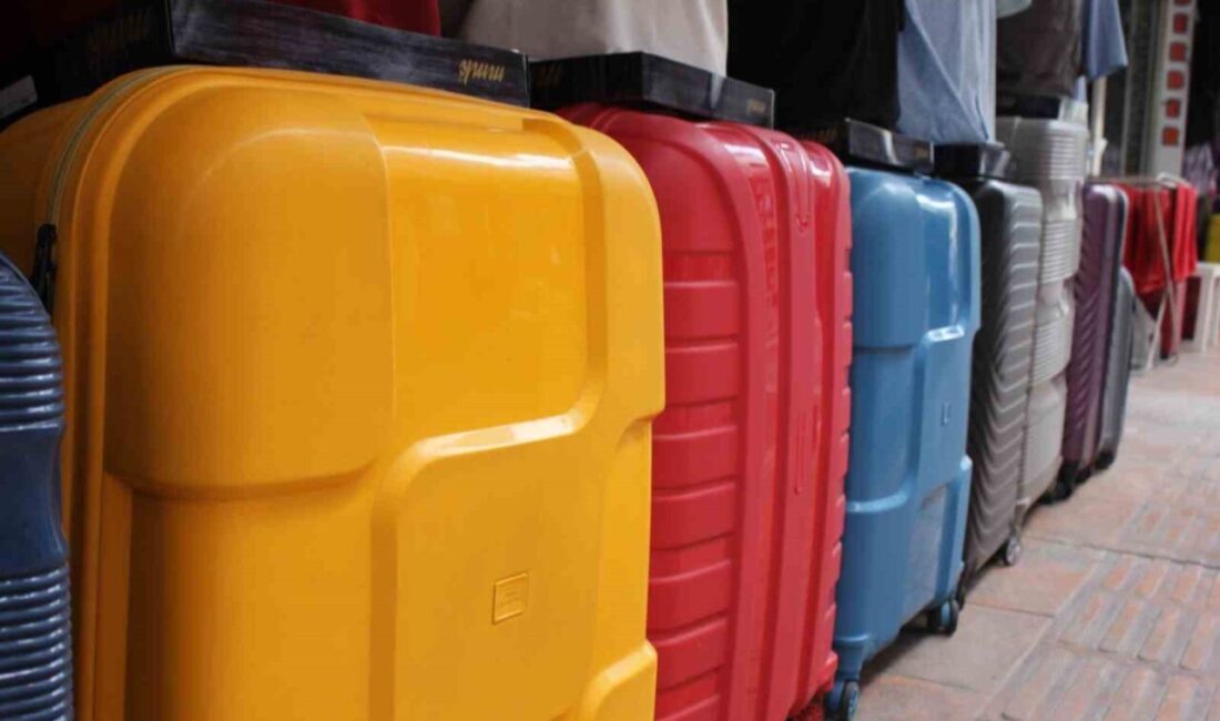 Okulların açılmasına kısa bir süre kala veliler ve öğrenciler kırtasiye