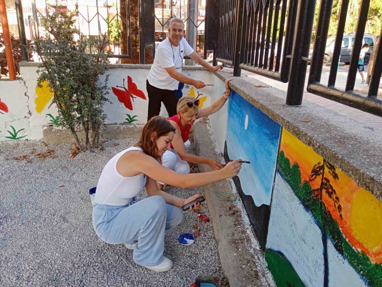 Manisa’nın Yunusemre ilçesindeki Halil Yurtseven İlkokulu, okul yönetimi, öğretmenler, veliler