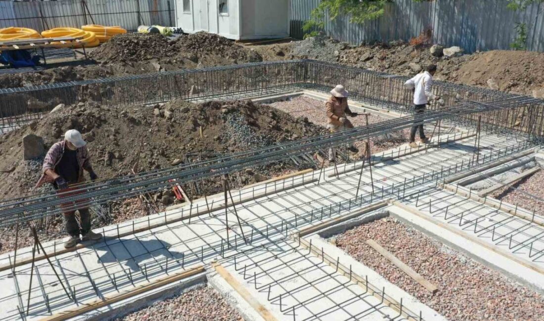 Başiskele Vezirçiftliği Mahallesi’nde yapımına başlanan kapalı spor salonu inşaatı hızla