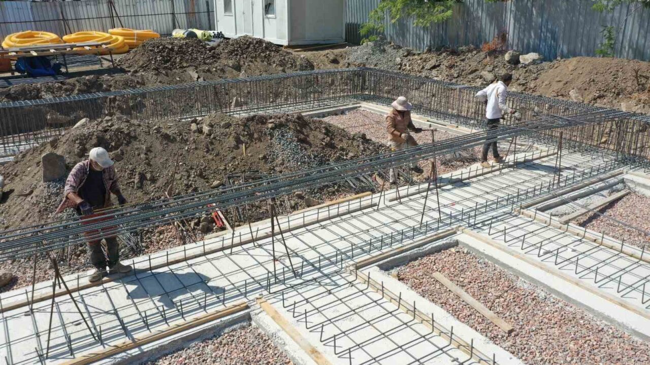 Başiskele Vezirçiftliği Mahallesi’nde yapımına başlanan kapalı spor salonu inşaatı hızla