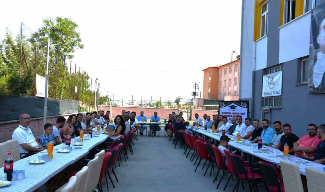 Samsun Vezirköprü Anadolu Lisesi mezunları, okul bahçesinde düzenlenen Pilav Günü