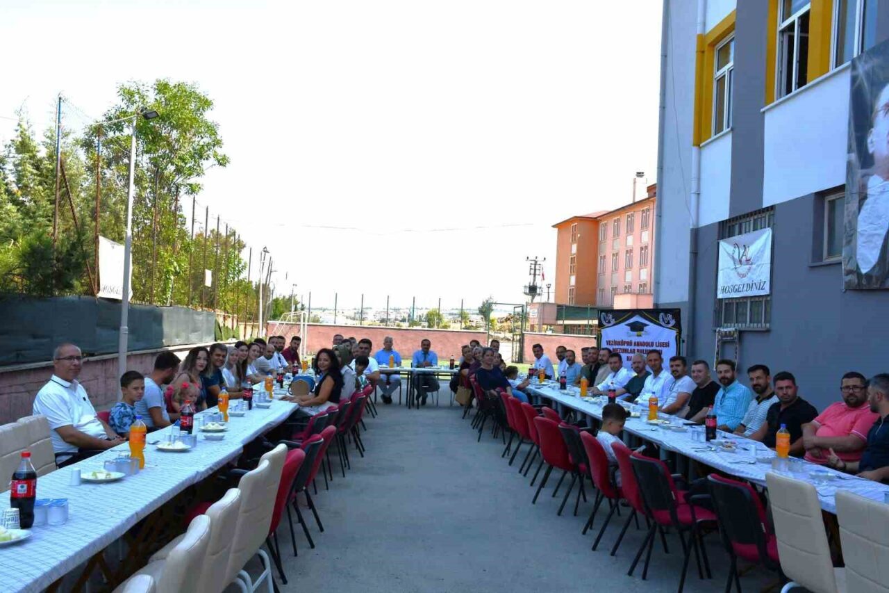 Samsun Vezirköprü Anadolu Lisesi mezunları, okul bahçesinde düzenlenen Pilav Günü