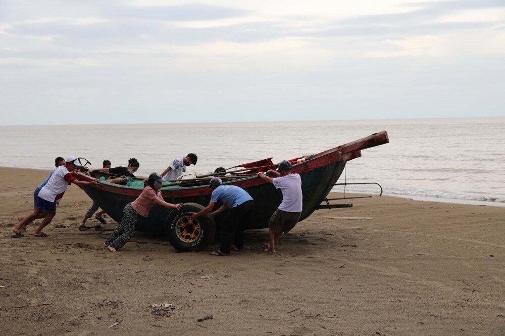 Vietnam’da Kajiki Tayfunu’na karşı alarma geçen yetkililer, ülkede 586 binden