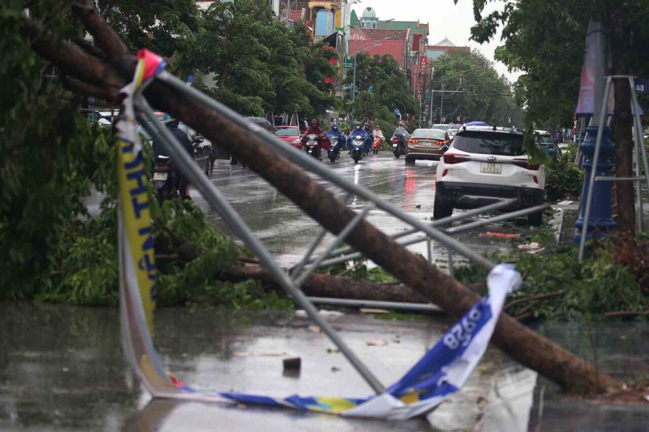 Vietnam’da dün karaya çıkan Kajiki Tayfunu nedeniyle 3 kişi hayatını