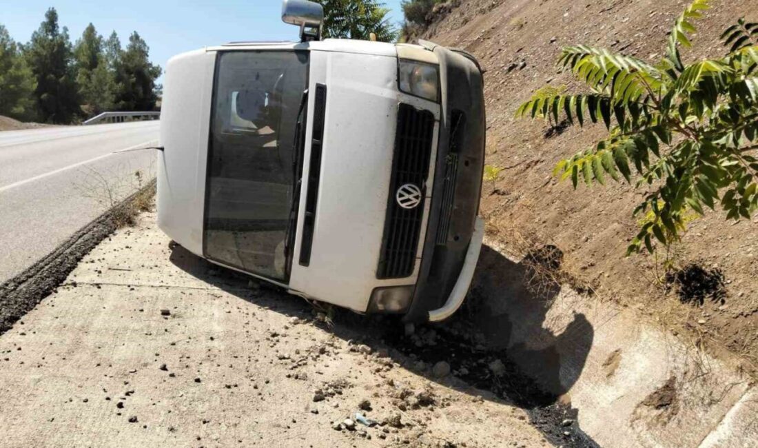 Burdur’un Gölhisar ilçesi Acıpayam karayolunda viraja hızlı giren minibüsün şarampole