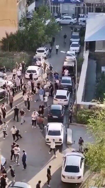 Erzurum’un Yakutiye ilçesinde çıkan kavga amatör kameralara yansıdı. İlçeye bağlı