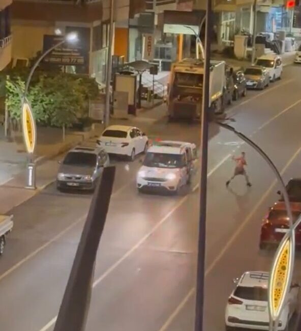 Yalova’nın Çınarcık ilçesinde yoldan geçen araçlara bıçakla saldıran şüpheli gözaltına