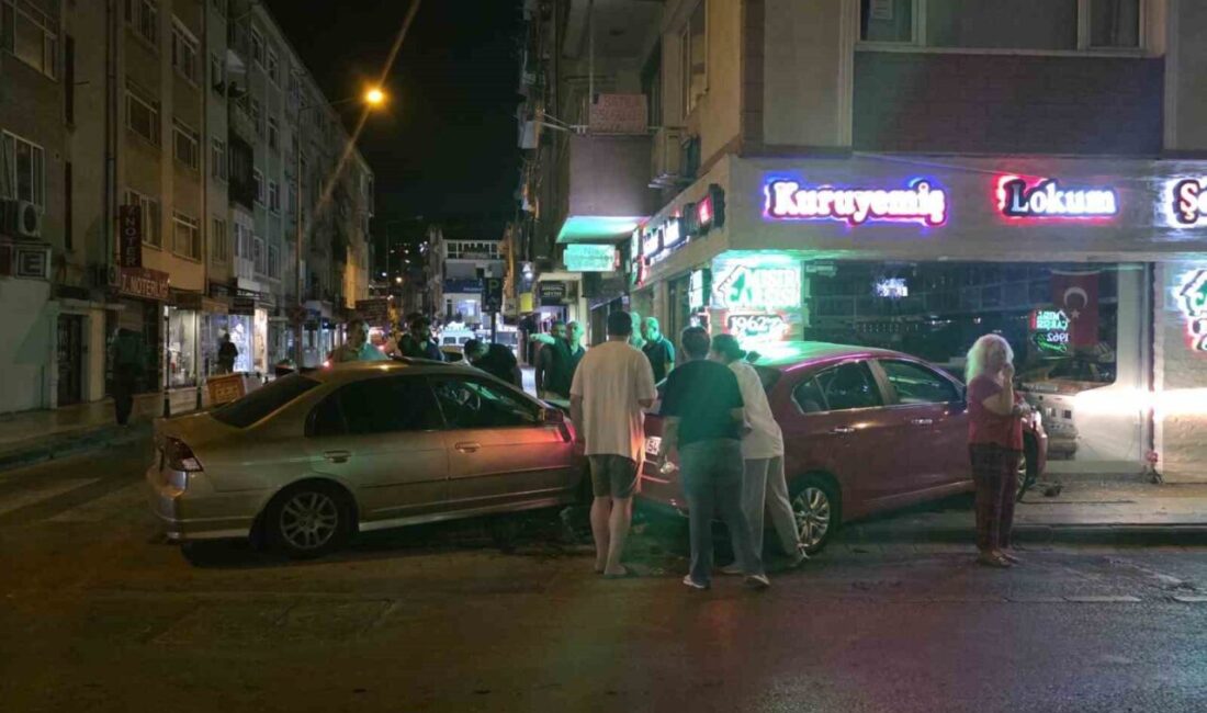 Yalova’da iki caddenin kesiştiği noktada çarpışan iki otomobil, kuruyemiş dükkanına