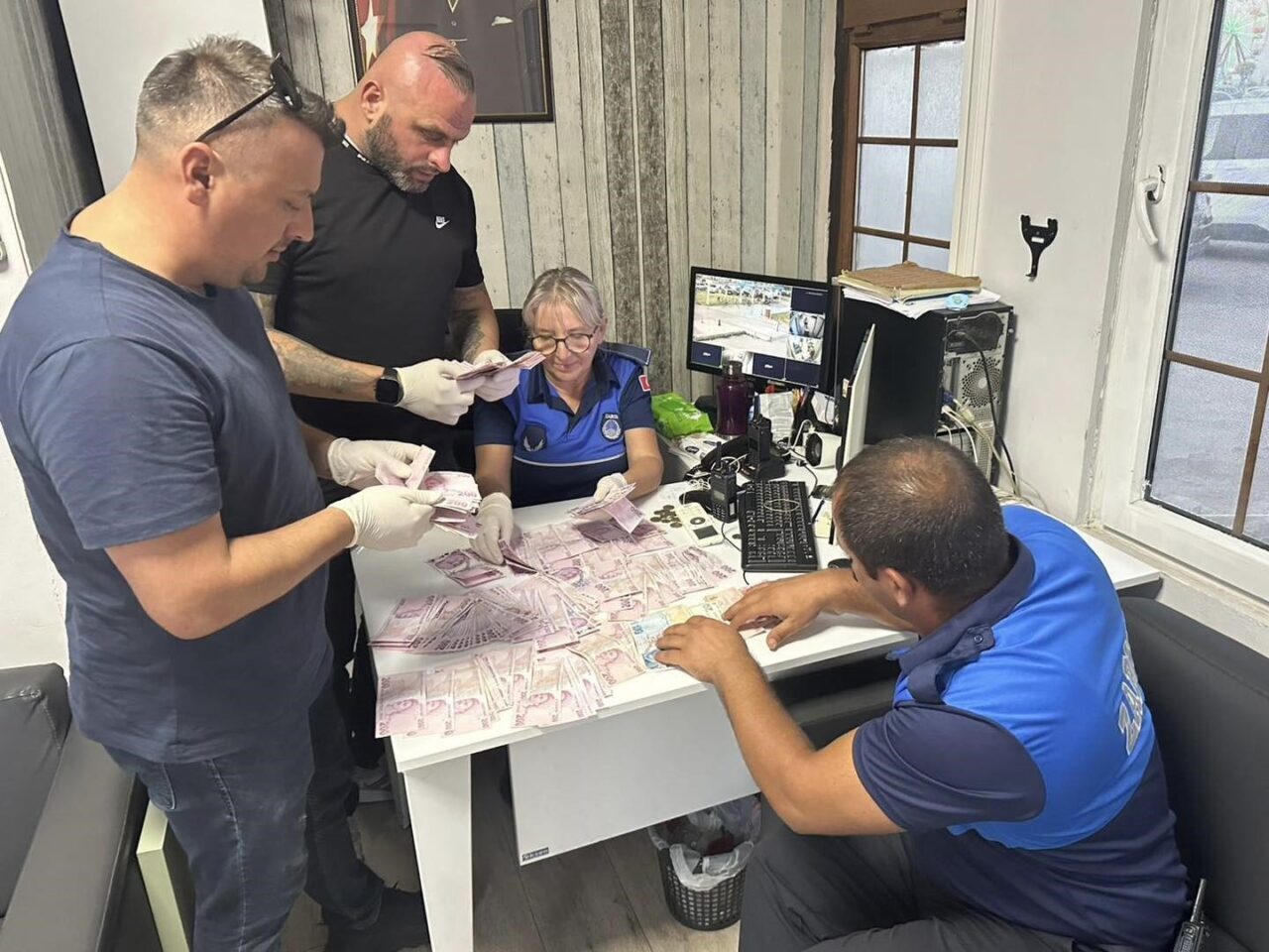 Yalova’da zabıta ekipleri tarafından yakalanan dilencinin üzerinden 45 bin lira