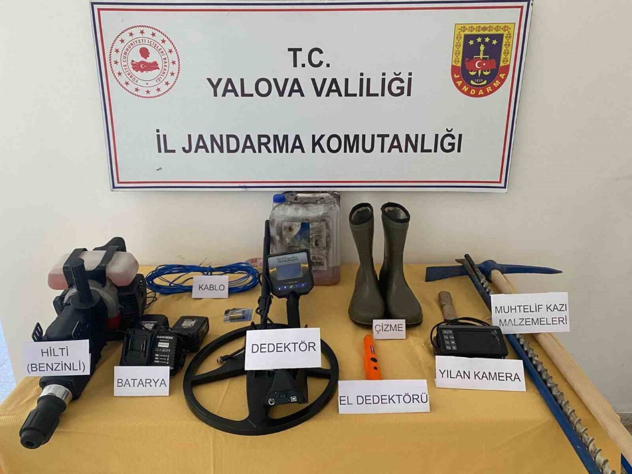 Yalova’nın Çınarcık ilçesinde jandarma tarafından düzenlenen operasyonda kaçak kazı yapan