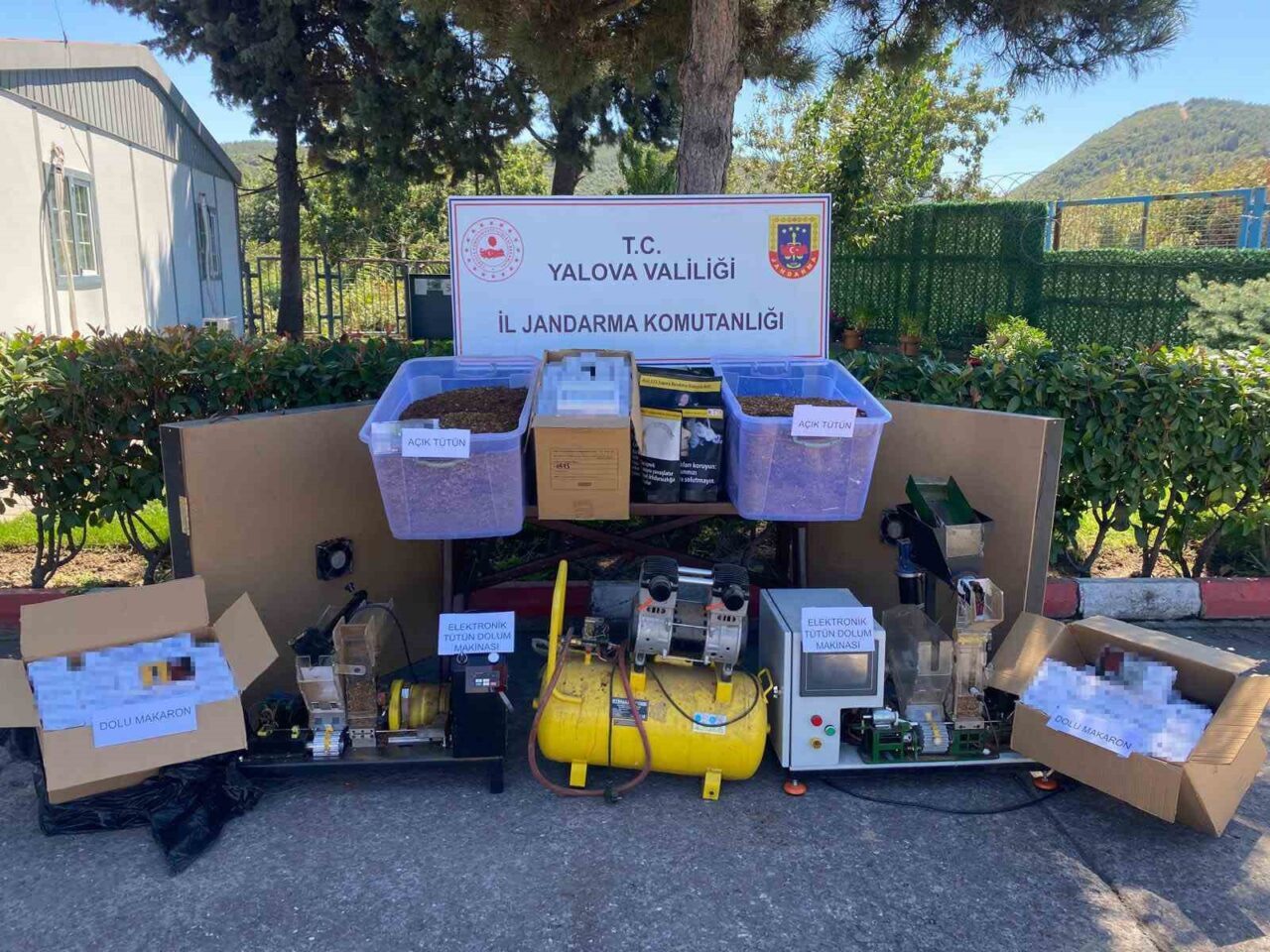 Yalova’da düzenlenen kaçak tütün operasyonunda gözaltına alınan 2 şüpheliden biri