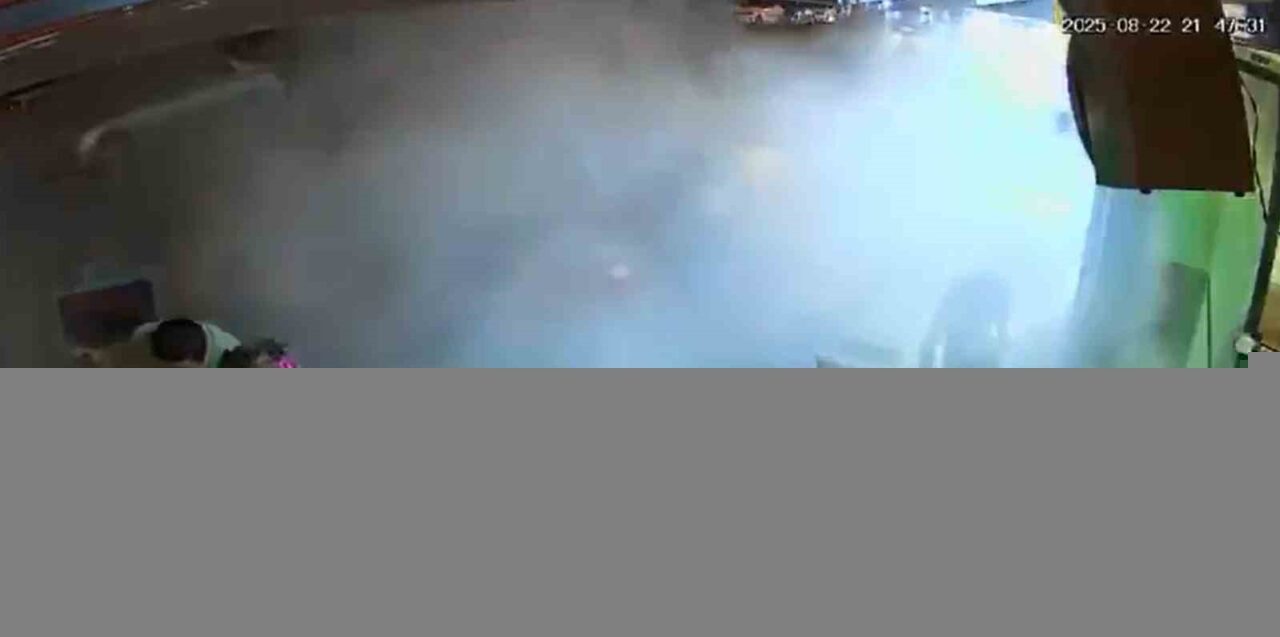 Yalova’da kamyonun patlayan lastiği önünden geçtiği restoranda tozu dumana kattı.