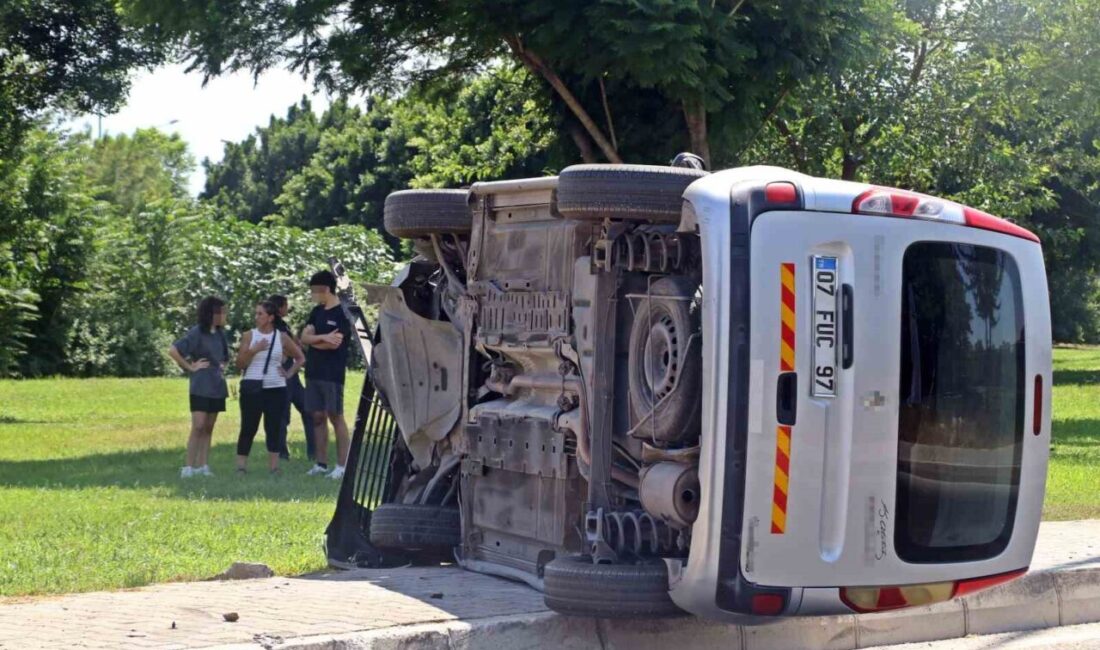 Antalya’da virajı alamayan hafif ticari araç kaldırıma çarpıp yan yattı.