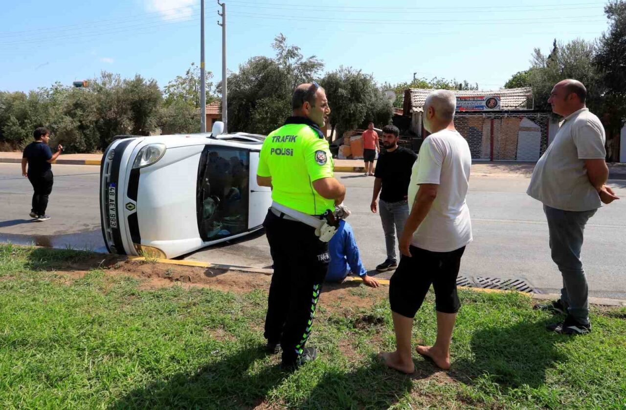 Antalya’da kavşak sisteminde ‘Dur’ levhasına uymayan aracın çarptığı otomobil yan