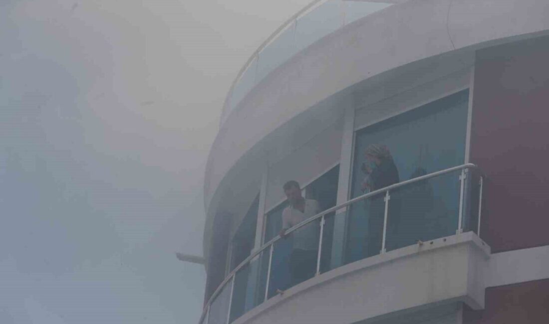 Antalya’da bir apartman dairesinde çıkan yangın paniğe neden oldu. Dairelerde