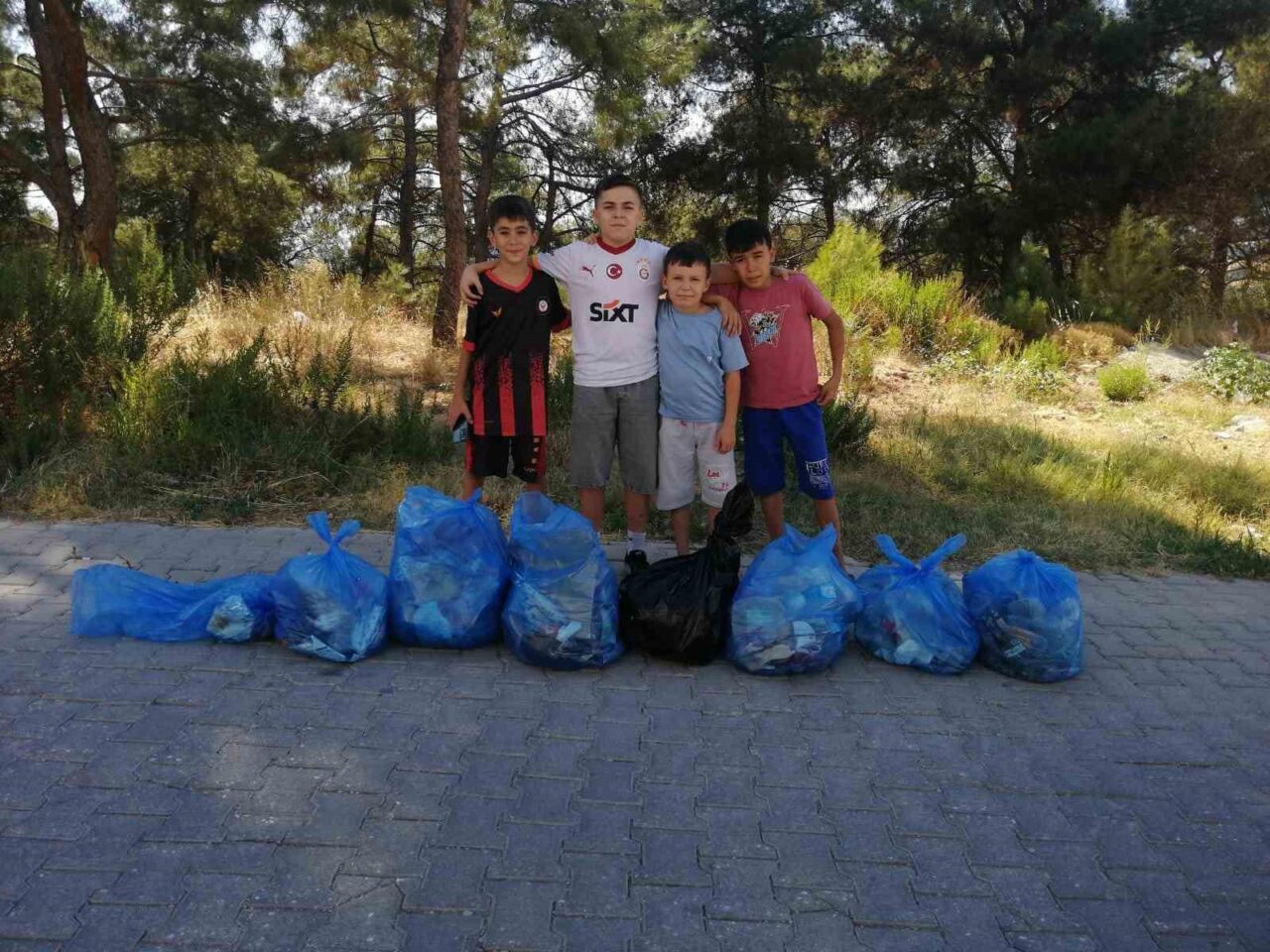 Manisa’nın Soma ilçesinde yaşayan çocuklar, kısa süre önce yangın çıkan
