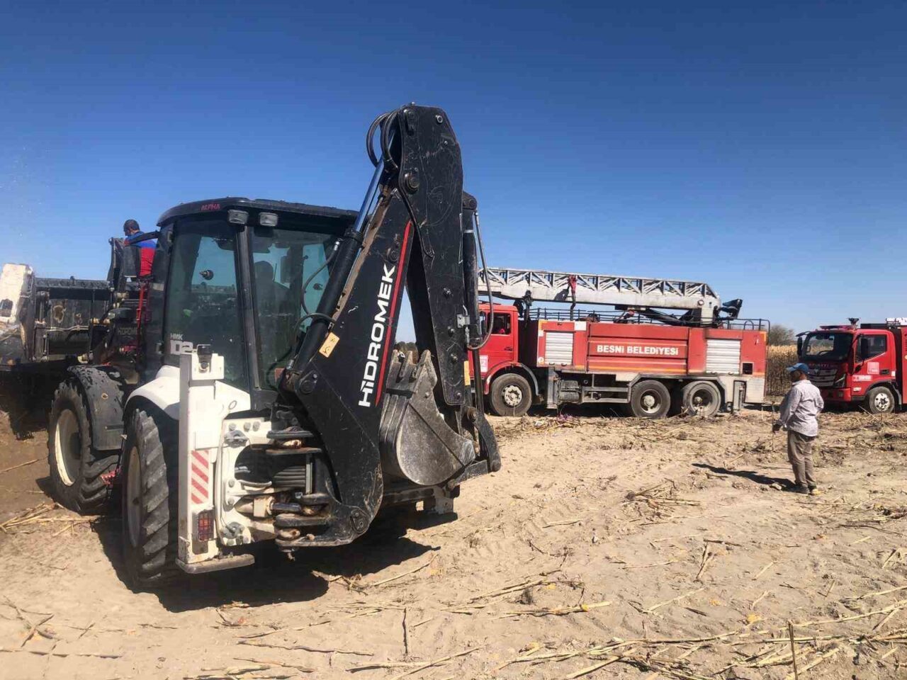 Adıyaman’ın Besni ilçesinde mısır tarlasında çıkan yangına müdahale etmek isteyen