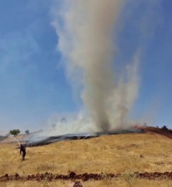 Adıyaman’da çıkan anız yangınlarında oluşan hortum, duman hortumuna dönüştü. Adıyaman-Şanlıurfa