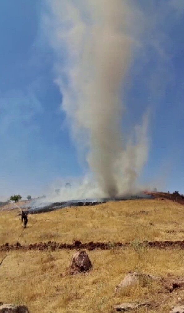 Adıyaman’da çıkan anız yangınlarında oluşan hortum, duman hortumuna dönüştü. Adıyaman-Şanlıurfa