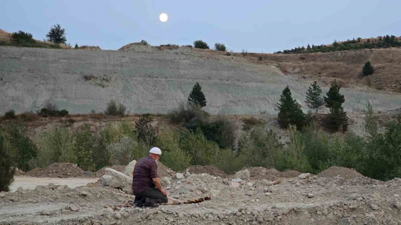 Karabük’te çıkan yangında köyünü terk etmek zorunda Ahmet Yılmaz, karşı