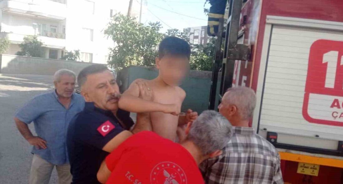 Adıyaman’ın Kahta ilçesine bir binada meydana gelen yangında mahsur kalan