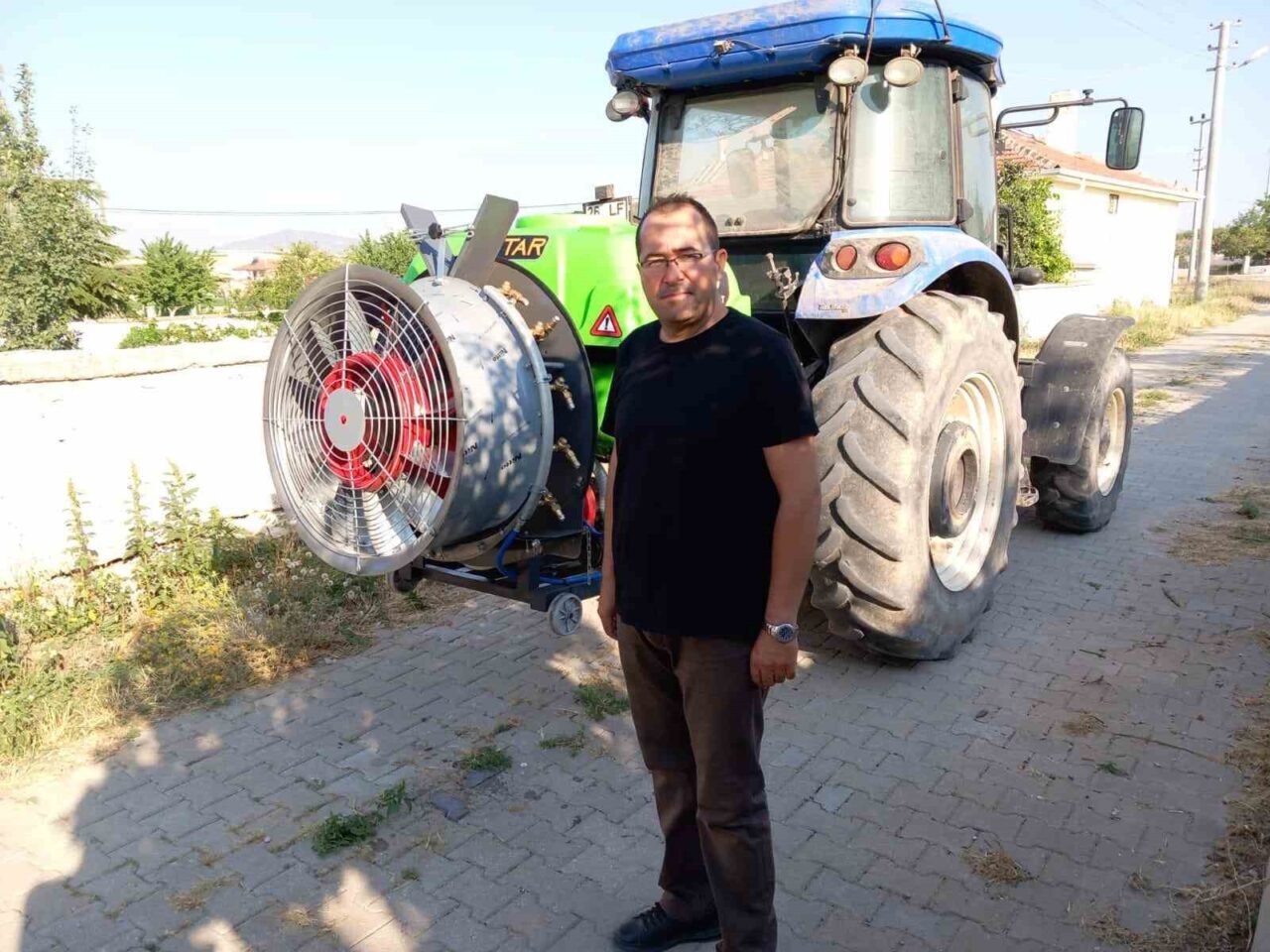 Afyonkarahisarı’ın Emirdağ ilçesi Yarımca köyünde, sinek türlerine karşı ilaçlama çalışmaları