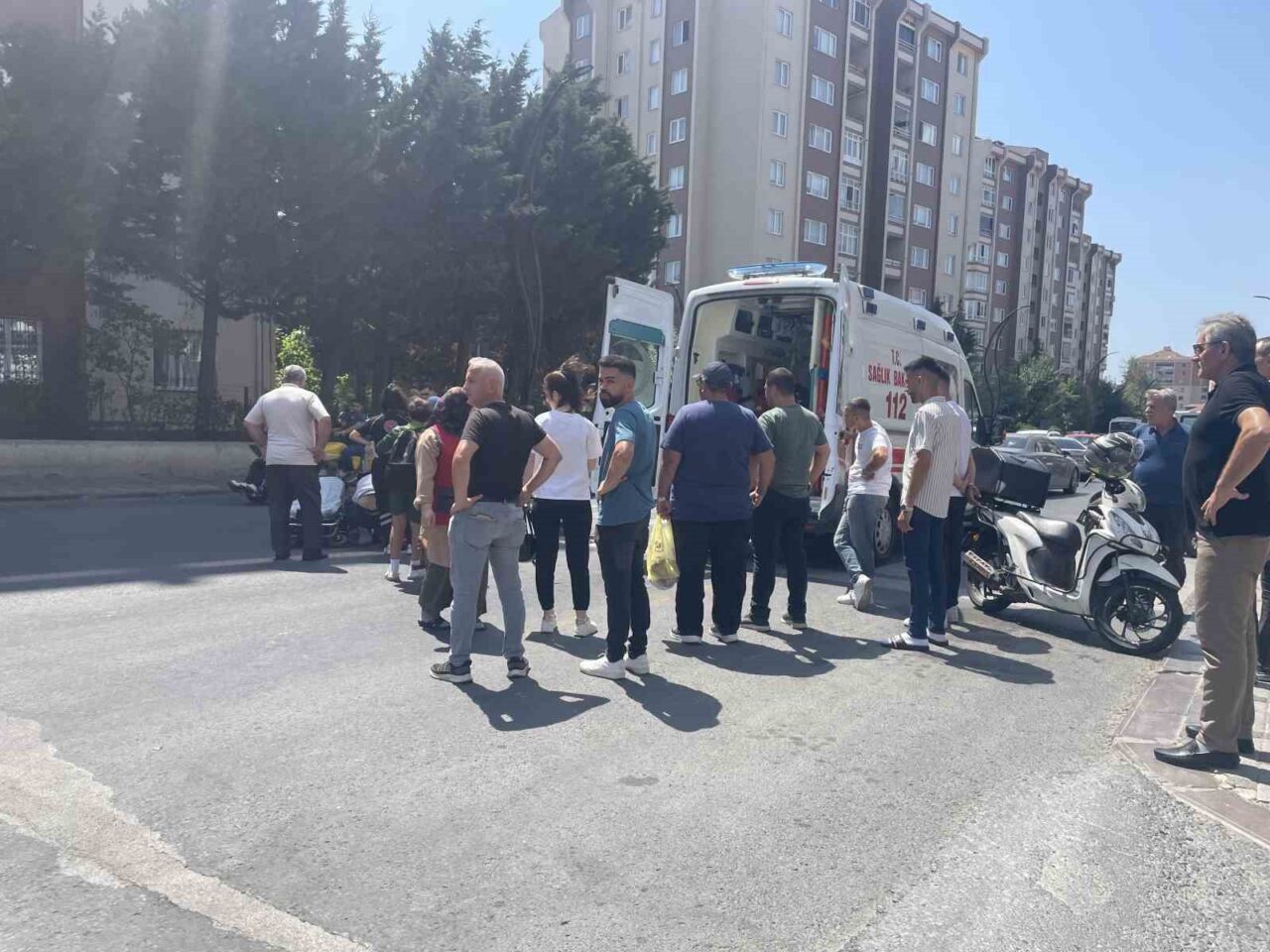 Tekirdağ Kapaklı ilçesinde yaya geçidinden geçen çocuğa otomobil çarptı. Yaşanan