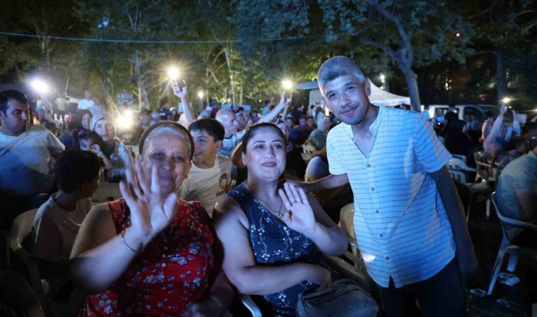 Adana’nın Kozan ilçesinde aşırı sıcaklardan kaçan vatandaşlar, yayla dönüşünde metrelerce