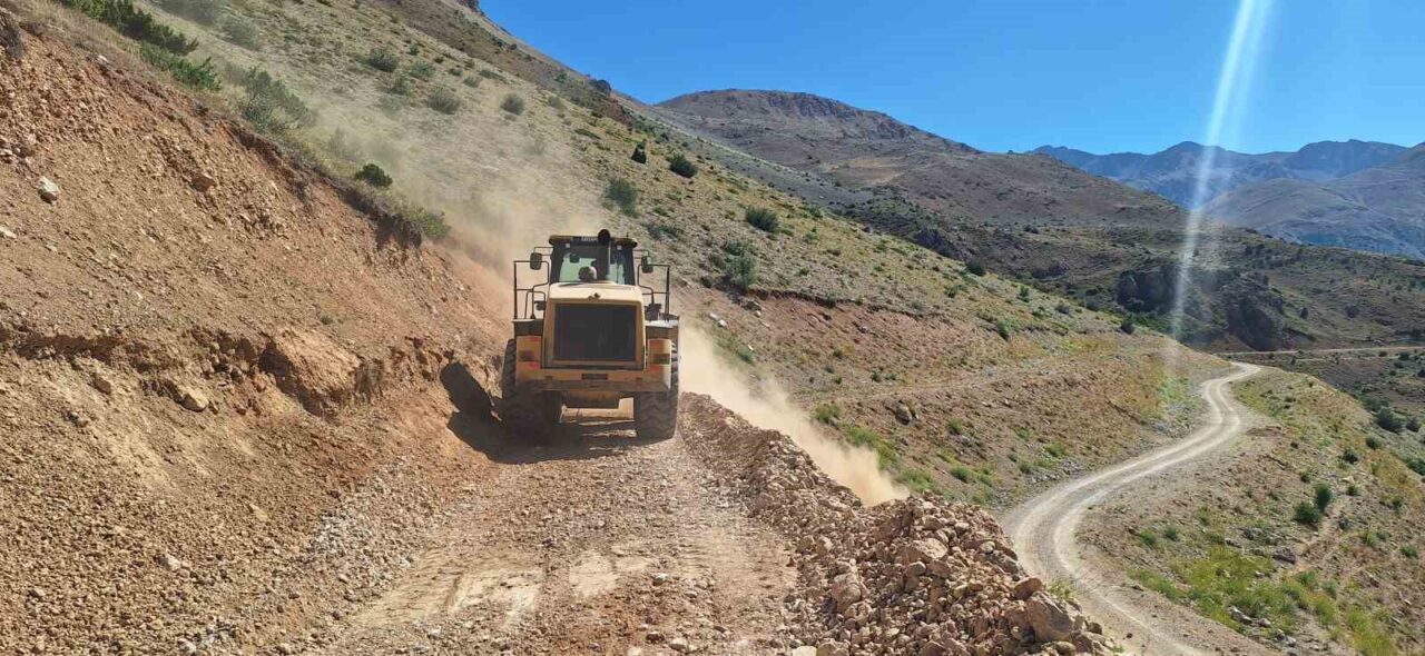 Erzincan’da Tatlısu köyüne bağlı yaylalarda Tulum Peyniri üreten besiciler at
