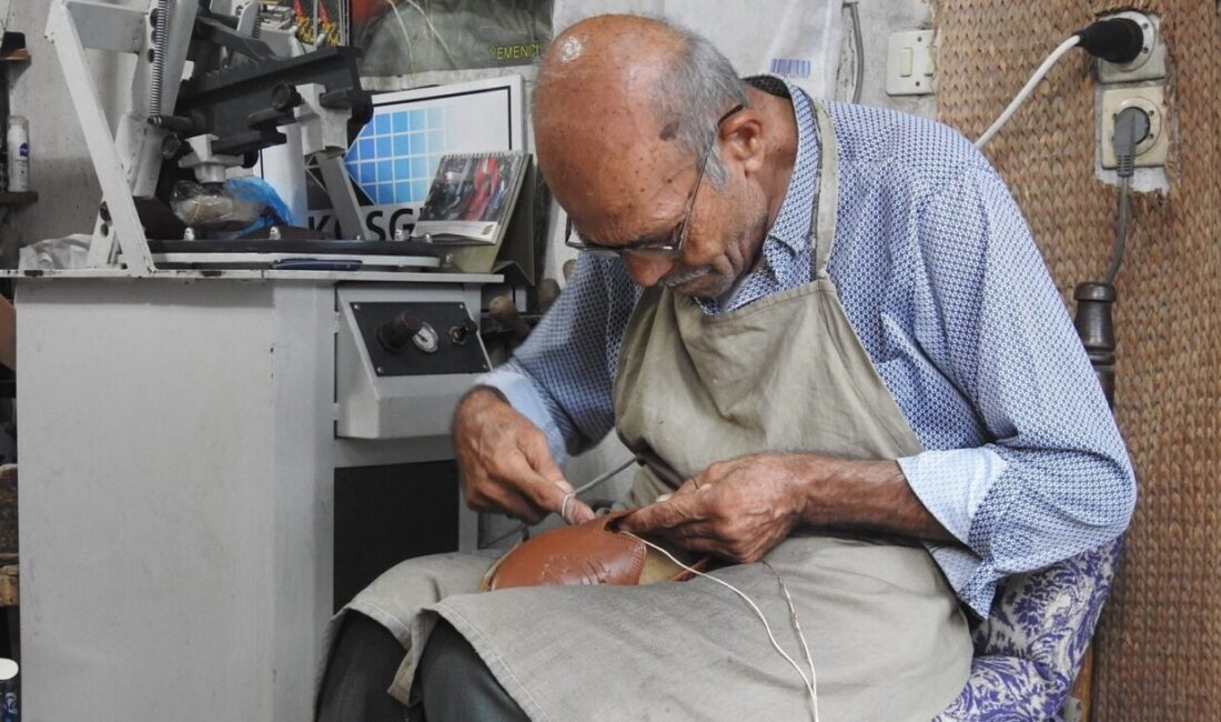 Kilis’te 45 yıldır yemeni üreten Ahmet Özuslu, doğal deriden yapılan