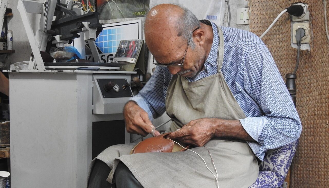 Kilis’te 45 yıldır yemeni üreten Ahmet Özuslu, doğal deriden yapılan