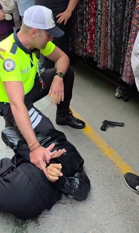 Sakarya’da yaz sıcağında motosiklet üzerinde montla dolaşan bir kişi, polis