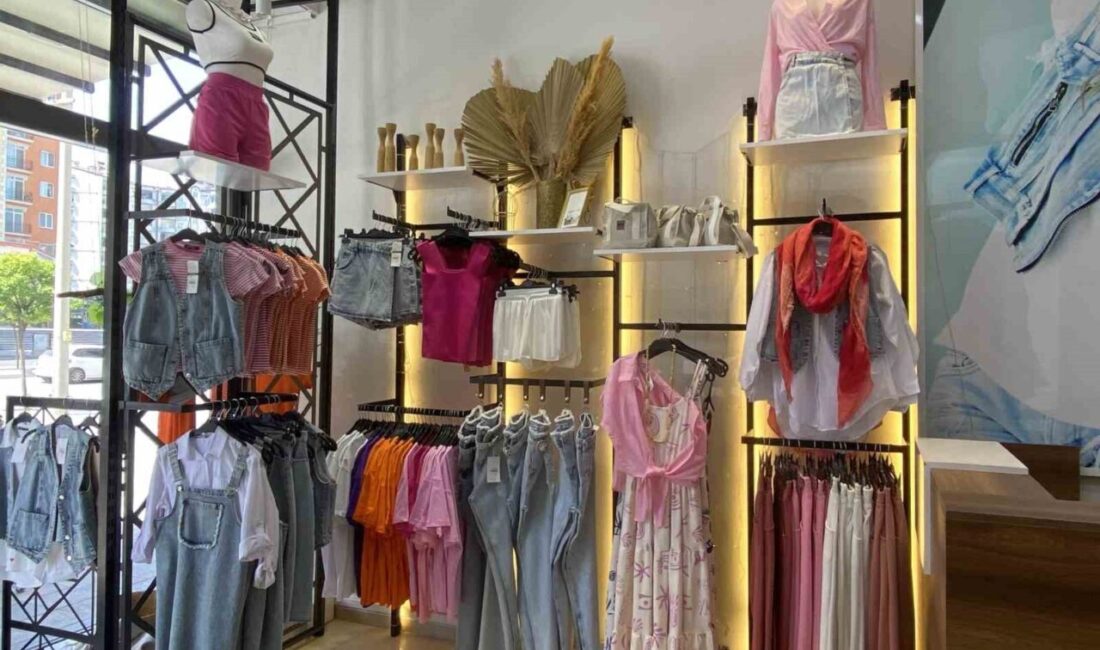 Adana’da yaz sıcaklarının etkisini sürdürdüğü günlerde kadınlar, pamuklu, nefes alabilen