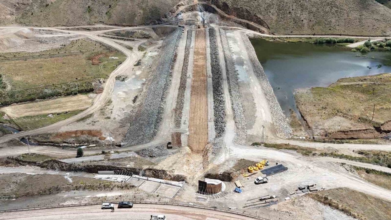 Bayburt’ta yapımı devam eden Yelpınar Göleti’nde çalışmalar aralıksız sürüyor. Devam