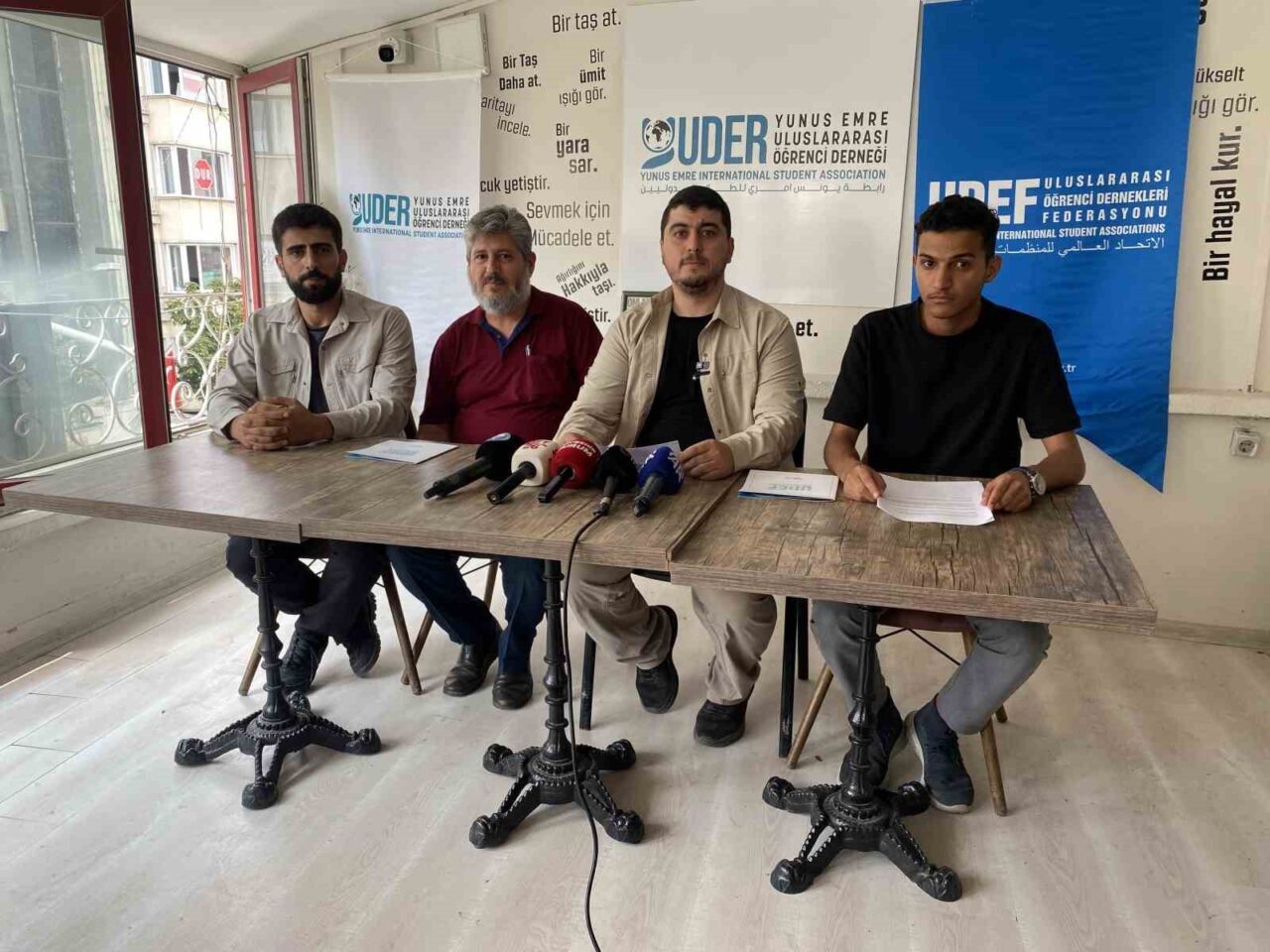 Eskişehir’de millet bahçesinde oturan Yemenli 2 kardeş ve babaları, sigara