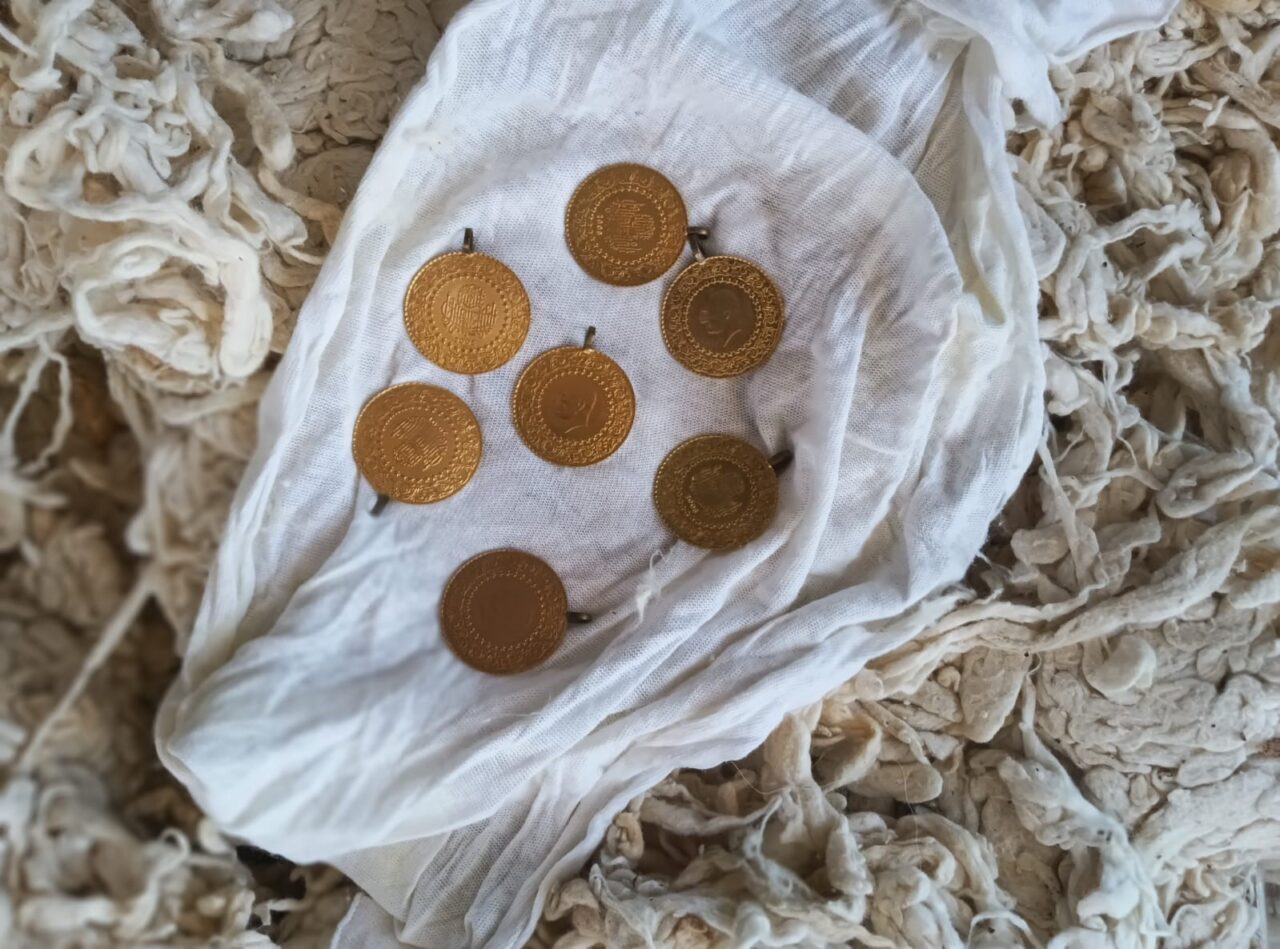 Kahramanmaraş’ta yenilenmesi için getirilen yastıktaki yünün içinden 7 adet Cumhuriyet