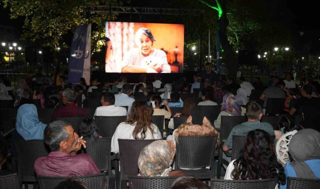 Yenişehir Belediyesi, ilçedeki çocuklara Osmangazi Millet Bahçesi’nde açık hava sinemasıyla