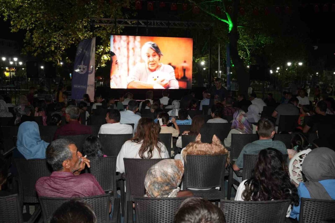 Yenişehir Belediyesi, ilçedeki çocuklara Osmangazi Millet Bahçesi’nde açık hava sinemasıyla