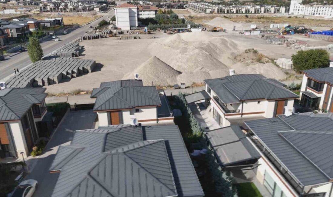 Yerleşim yerinde kurulan hafriyat deposu mahalleyi toz içinde bıraktı. Mahalleyi