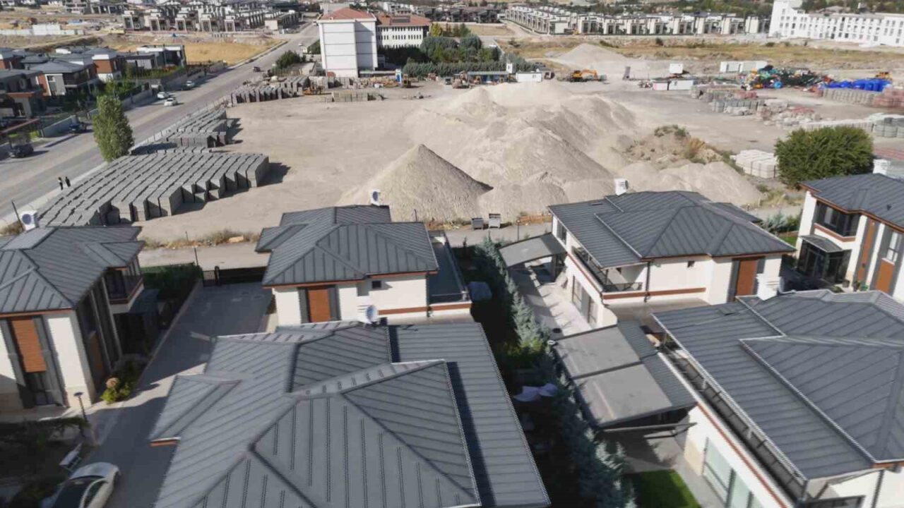 Yerleşim yerinde kurulan hafriyat deposu mahalleyi toz içinde bıraktı. Mahalleyi