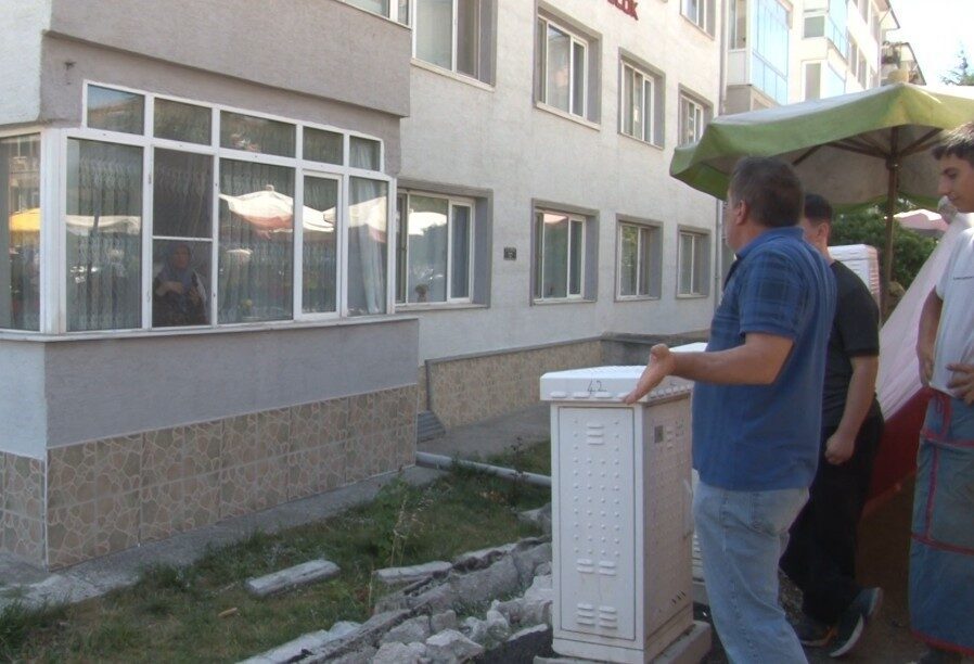 Eskişehir’in Akarbaşı Mahallesi’nde kurulan Çarşamba Pazarı (ÇARPA) esnafının kaldırıma park