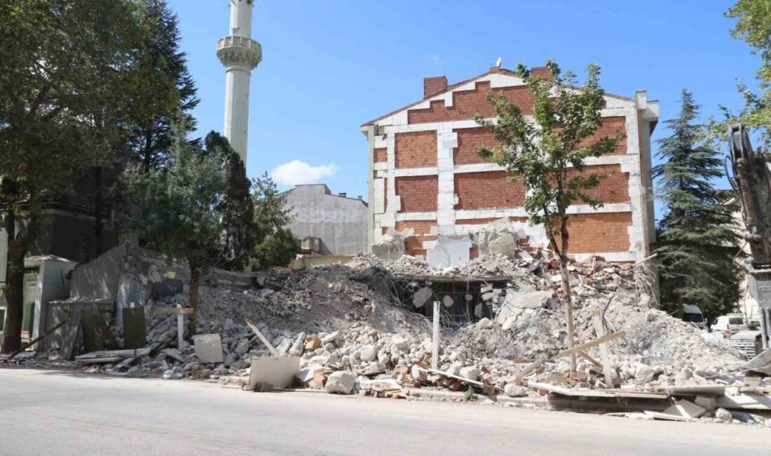 Eskişehir Tepebaşı’nda yürütülen yıkım çalışmasında molozlar, bitişikteki Sarısu Kurşunlu Camii’nin