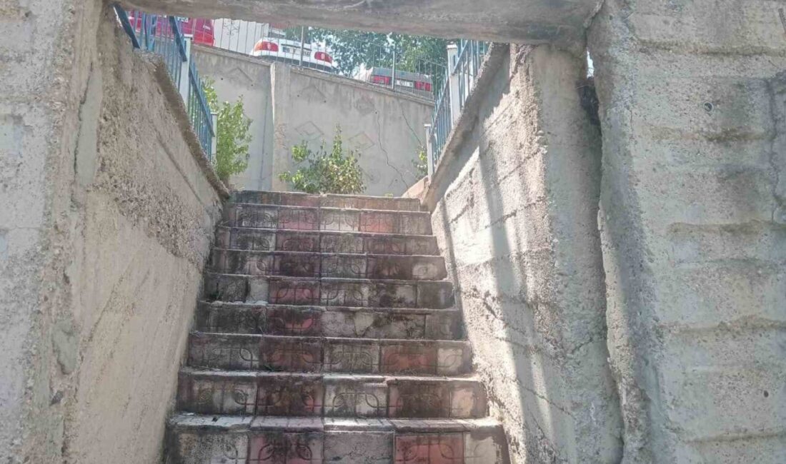 Mavi Asır sitesinde bulunan bir blok hakkında yıkım emri çıkması