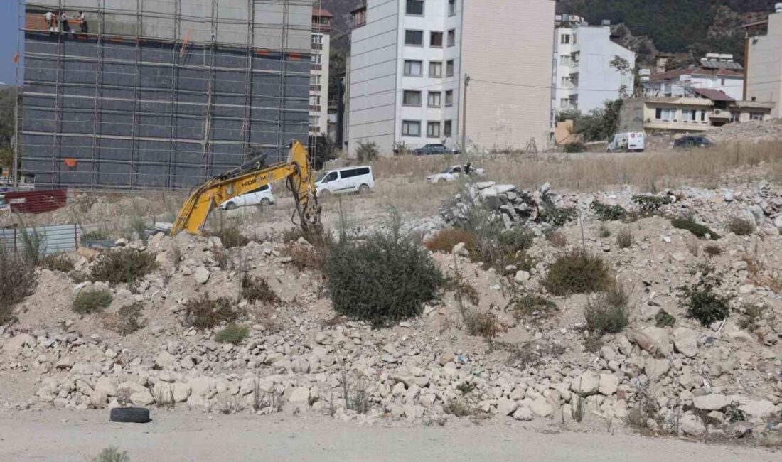 Hatay’ın Defne ilçesinde 5 katlı binanın yıkımının gerçekleştiği esnada iş