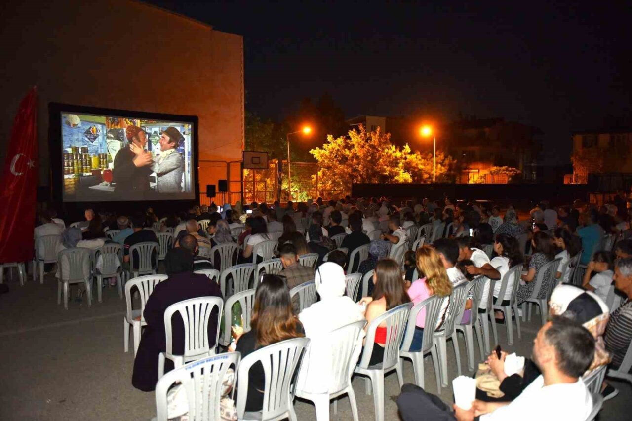 Yıldırım Belediyesi’nin, ilçeye renk katan Yaz Sinema Günleri etkinlikleri vatandaşların