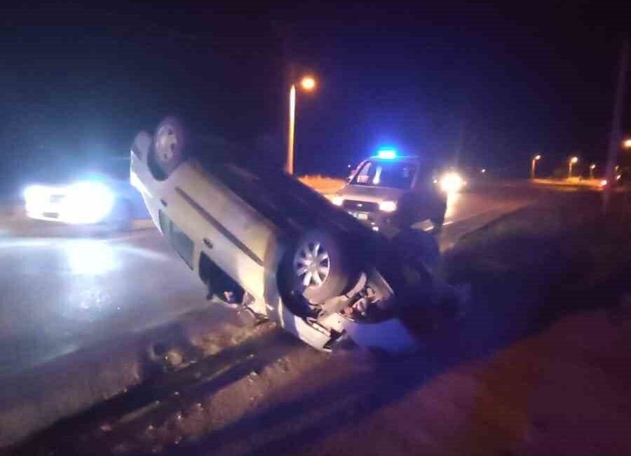 Isparta’nın Şarkikaraağaç ilçesinde yol çalışmasını geç fark eden sürücü, aracını