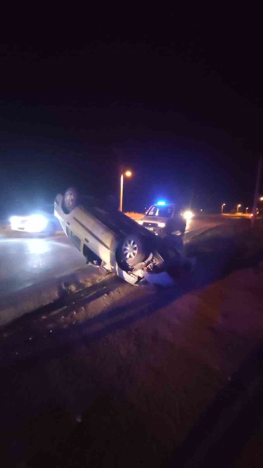 Isparta’nın Şarkikaraağaç ilçesinde yol çalışmasını geç fark eden sürücü, aracını