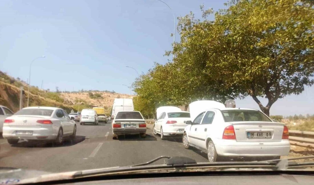 Hava sıcaklığının 40 dereceyi aştığı Şanlıurfa’da sürücüler tıkanan trafikte ilerlemeye
