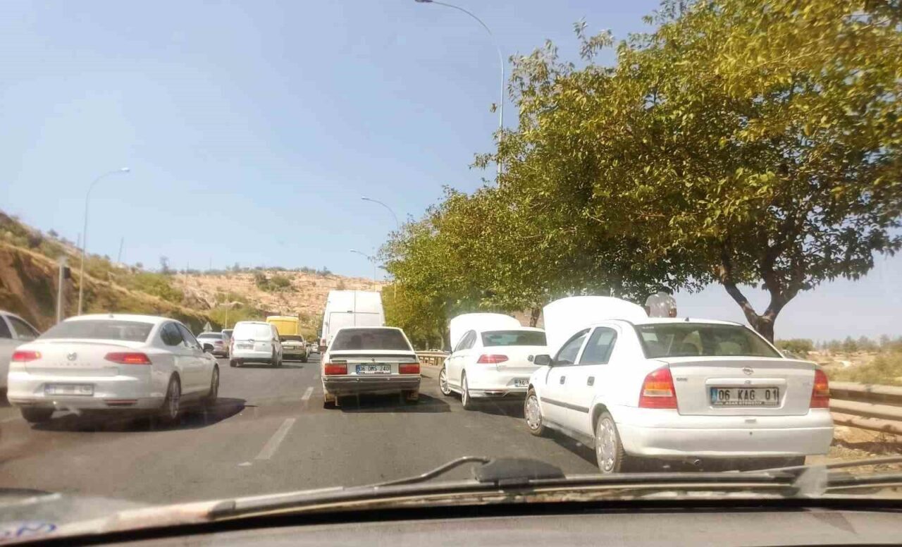 Hava sıcaklığının 40 dereceyi aştığı Şanlıurfa’da sürücüler tıkanan trafikte ilerlemeye