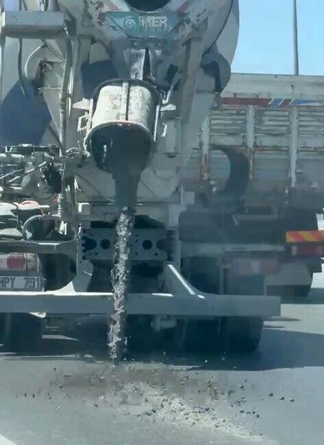 İstanbul’un Arnavutköy’de seyir halindeki bir beton mikseri, yola beton dökerek